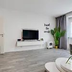 Katies - Zentral - 4 - 7 Personen - 2 Parken - Nintendo Switch - Disneyplus - E-kamin Apartman