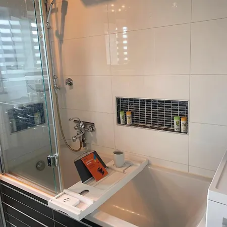 Katies - Zentral - 4 - 7 Personen - 2 Parken - Nintendo Switch - Disneyplus - E-kamin Apartman