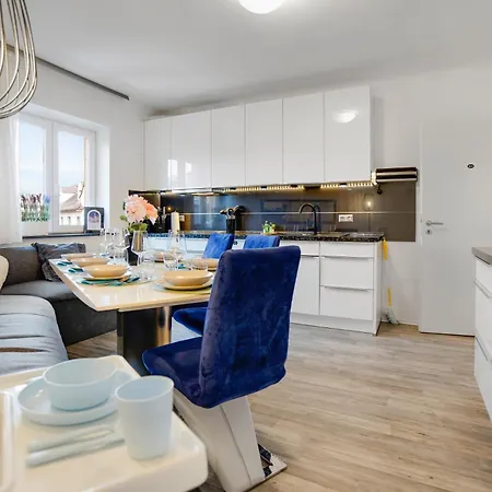 Katies - Zentral - 4 - 7 Personen - 2 Parken - Nintendo Switch - Disneyplus - E-kamin Apartman
